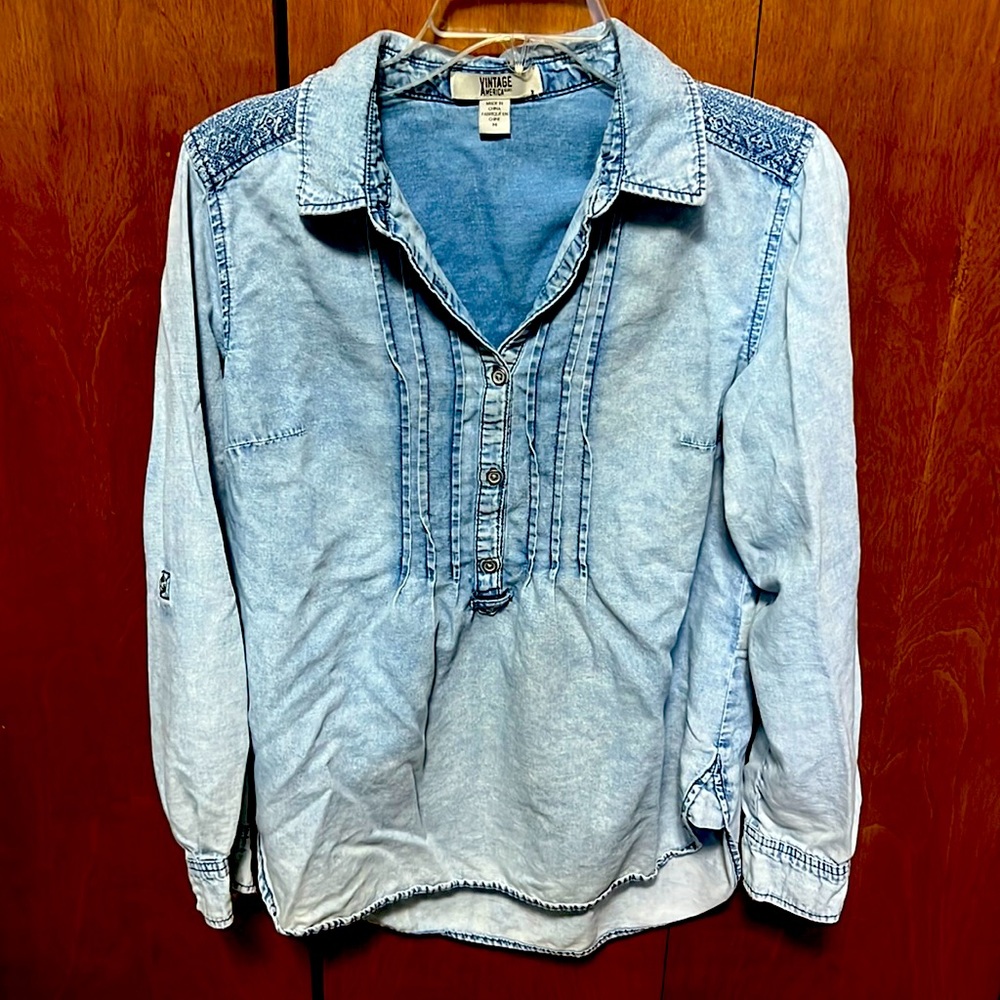 Cute Vintage America Blues long sleeve shirt w/front buttons. Size Medium.